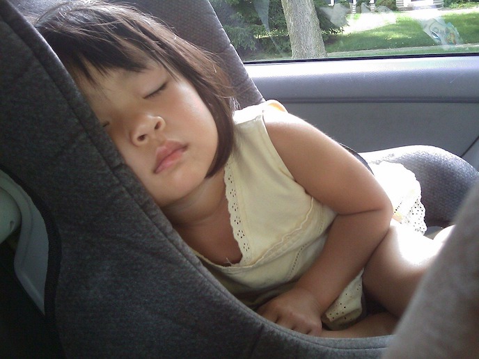 child-sleeping-in-car-seat-85321_1280_688x516
